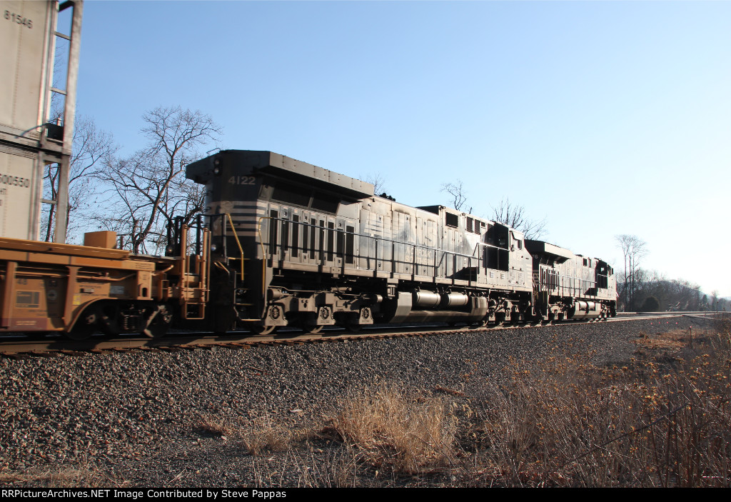 NS train 25G takes the siding at MP 116